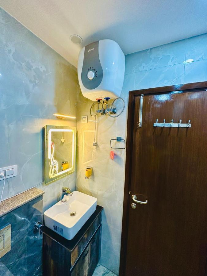 Hotel Samrat Residency 10 Mints Walking Distance Nizamuddin Railway Station Nueva Delhi Exterior foto