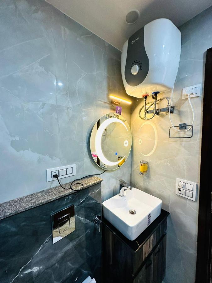 Hotel Samrat Residency 10 Mints Walking Distance Nizamuddin Railway Station Nueva Delhi Exterior foto