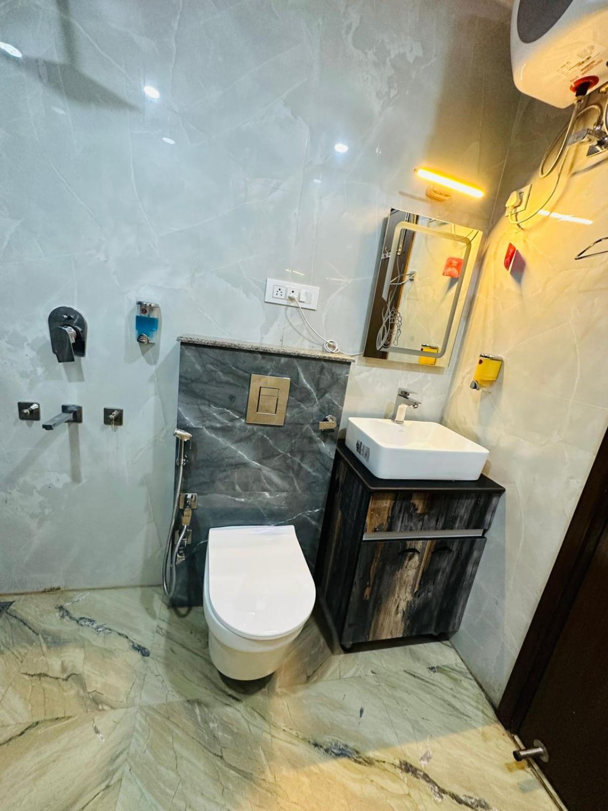 Hotel Samrat Residency 10 Mints Walking Distance Nizamuddin Railway Station Nueva Delhi Exterior foto