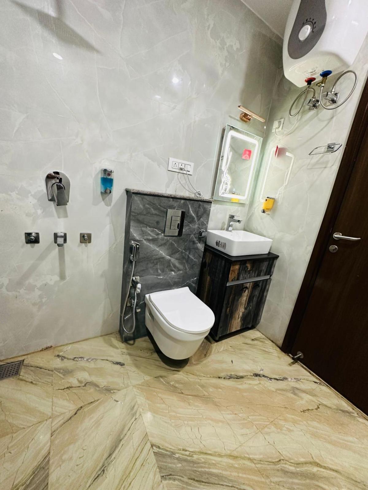 Hotel Samrat Residency 10 Mints Walking Distance Nizamuddin Railway Station Nueva Delhi Exterior foto